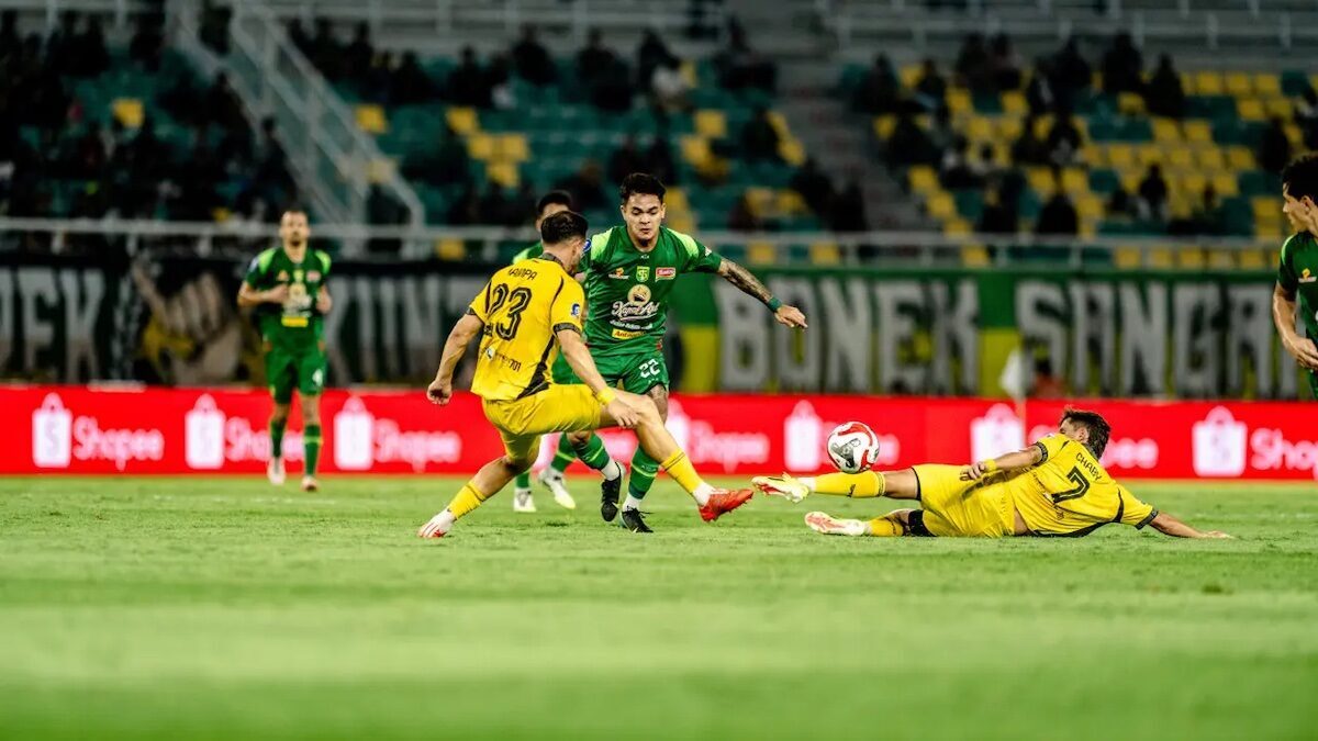 Gali Freitas saat berusaha melewati dua pemain Semen Padang FC. (dok. MO Persebaya)
