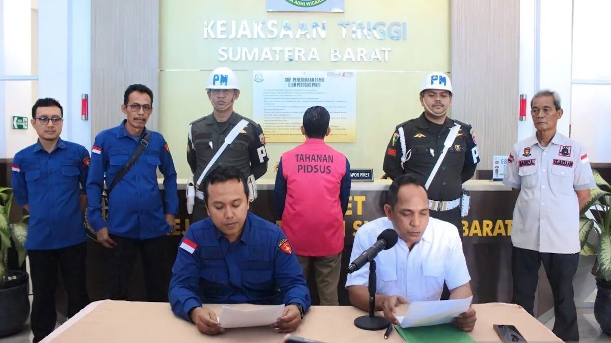 Kejati Sumbar memberikan keterangan pers tentang penetapan tersangka baru dalam kasus dugaan korupsi dana operasional Perumda Padang PSM berinisial TA di Padang, pada Kamis (18/9). (ANTARA/FathulAbdi)