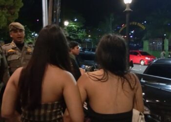 Satpol PP Padang amankan wanita berbaju minim di kawasan Batang Arau. (dok. istimewa)