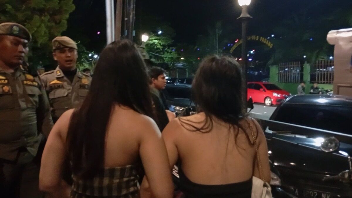 Satpol PP Padang amankan wanita berbaju minim di kawasan Batang Arau. (dok. istimewa)