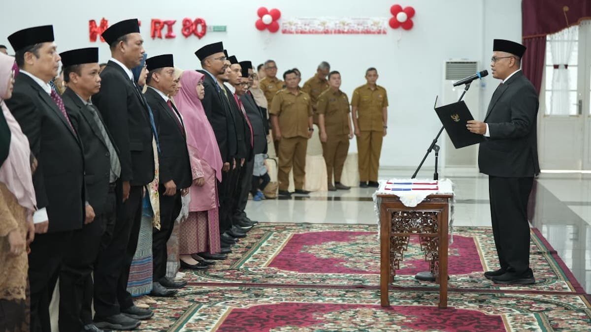 Sekdaprov Sumbar Arry Yuswandi melantik 53 tenaga administrator dan pengawas di lingkup Pemprov Sumbar. (dok. adpsb)