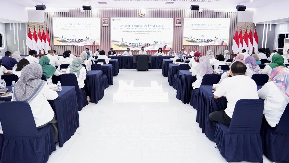 Sekretaris Jenderal (Sekjen) Kementerian ATR/BPN, Pudji Prasetijanto Hadi, saat memimpin Monitoring dan Evaluasi (Monev) Pelaksanaan Program dan Kegiatan Tahun 2025 di lingkungan Sekretariat Jenderal, di Aula Prona Kementerian ATR/BPN, Jakarta, Selasa (09/09/2025). (dok. istimewa)