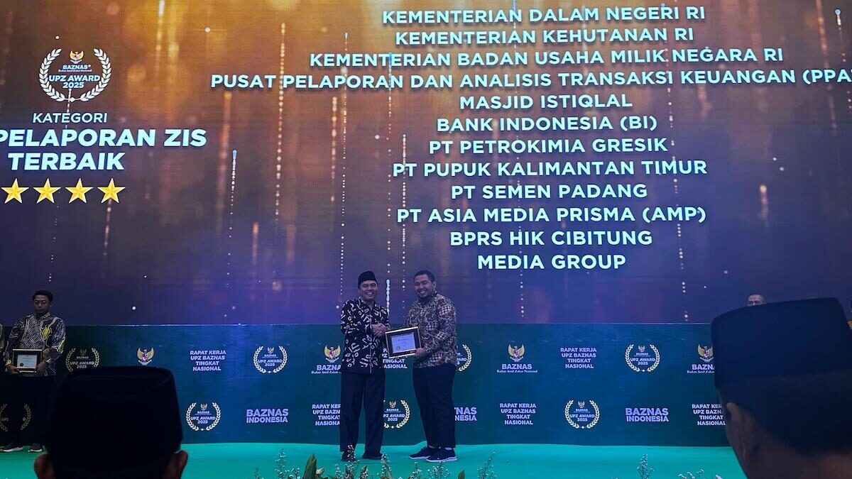 UPZ Baznas Semen Padang terima penghargaan. (dok. istimewa)