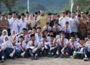 Wako Fadly Amran Serahkan Bantuan Operasional dari Semen Padang untuk MTsS Luki