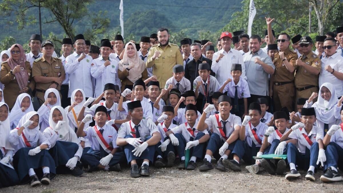 Wako Fadly Amran bersama guru dan siswa dari MTsS Lubuk Kilangan. (dok. istimewa)