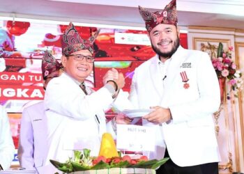 Wako Fadly Amran dapat Lencana Jasa Pratama dari PMI Sumbar. (dok. istimewa)