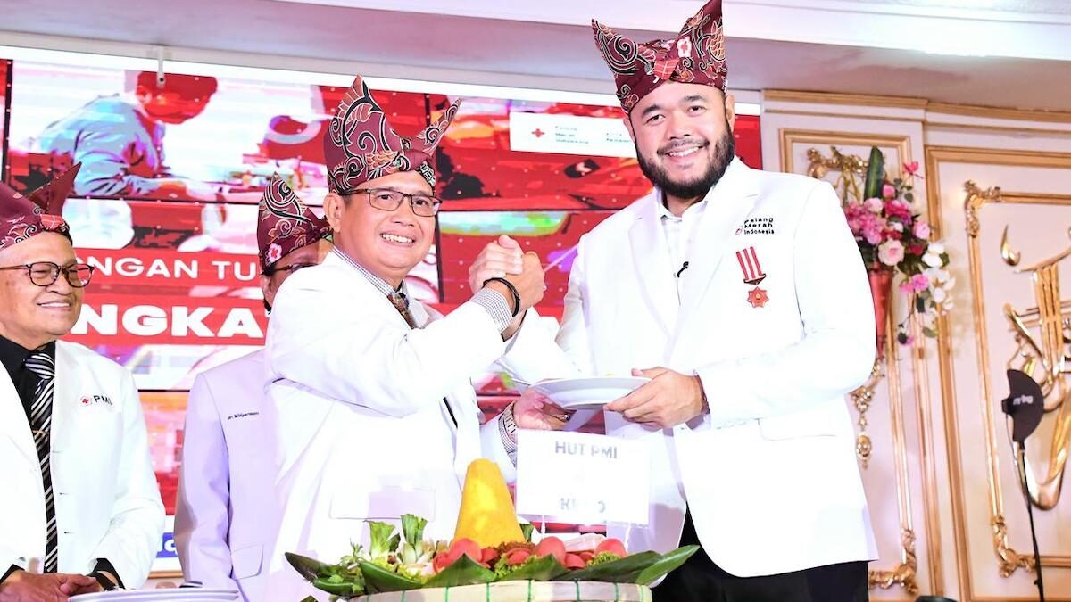 Wako Fadly Amran dapat Lencana Jasa Pratama dari PMI Sumbar. (dok. istimewa)