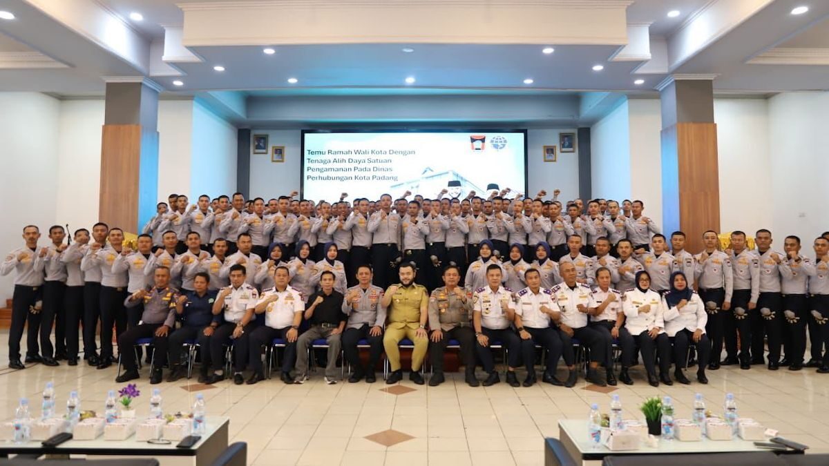 Wako Fadly Amran dengan pasukan alih daya Dishub Kota Padang. (dok. Prokopim)