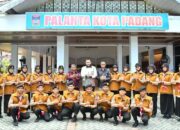 Wako Fadly Amran lepas rombongan World Muslim Scout Jambore Kota Padang ke Cibubur. (dok. Prokopim)