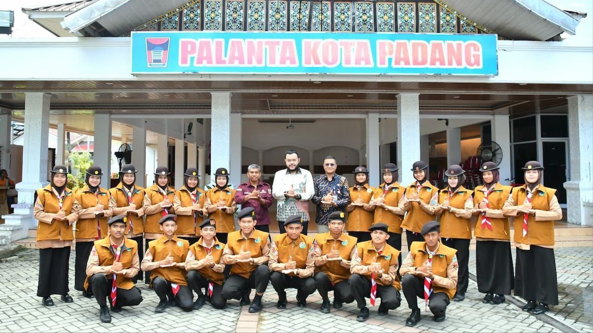 Wako Fadly Amran lepas rombongan World Muslim Scout Jambore Kota Padang ke Cibubur. (dok. Prokopim)