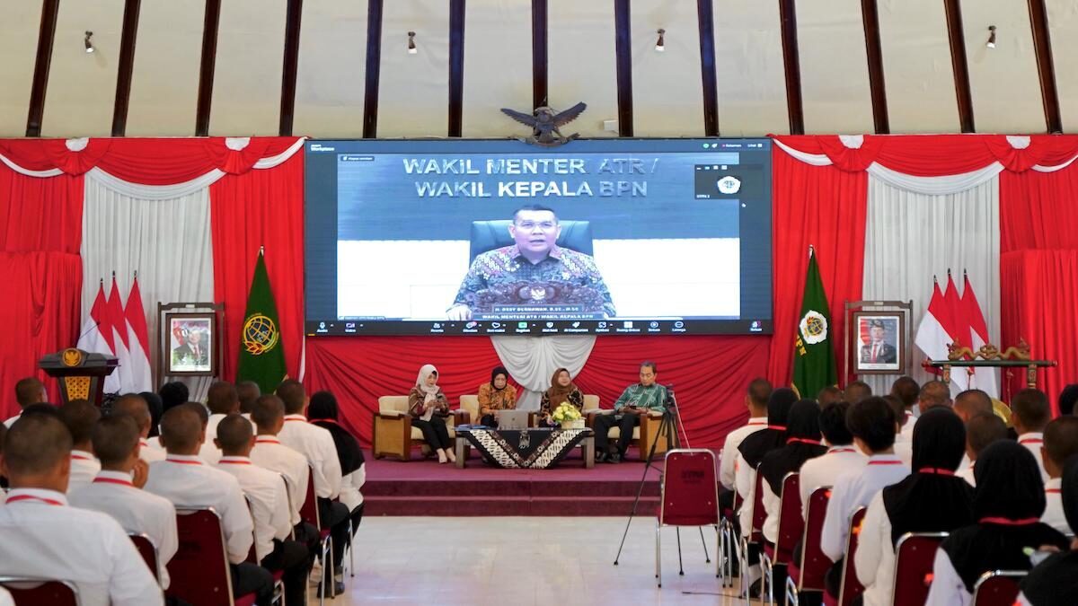 Wamen ATR BPN Ossy Dermawan beri sambutan dihadapan siswa STPN. (dok. atrbpn)