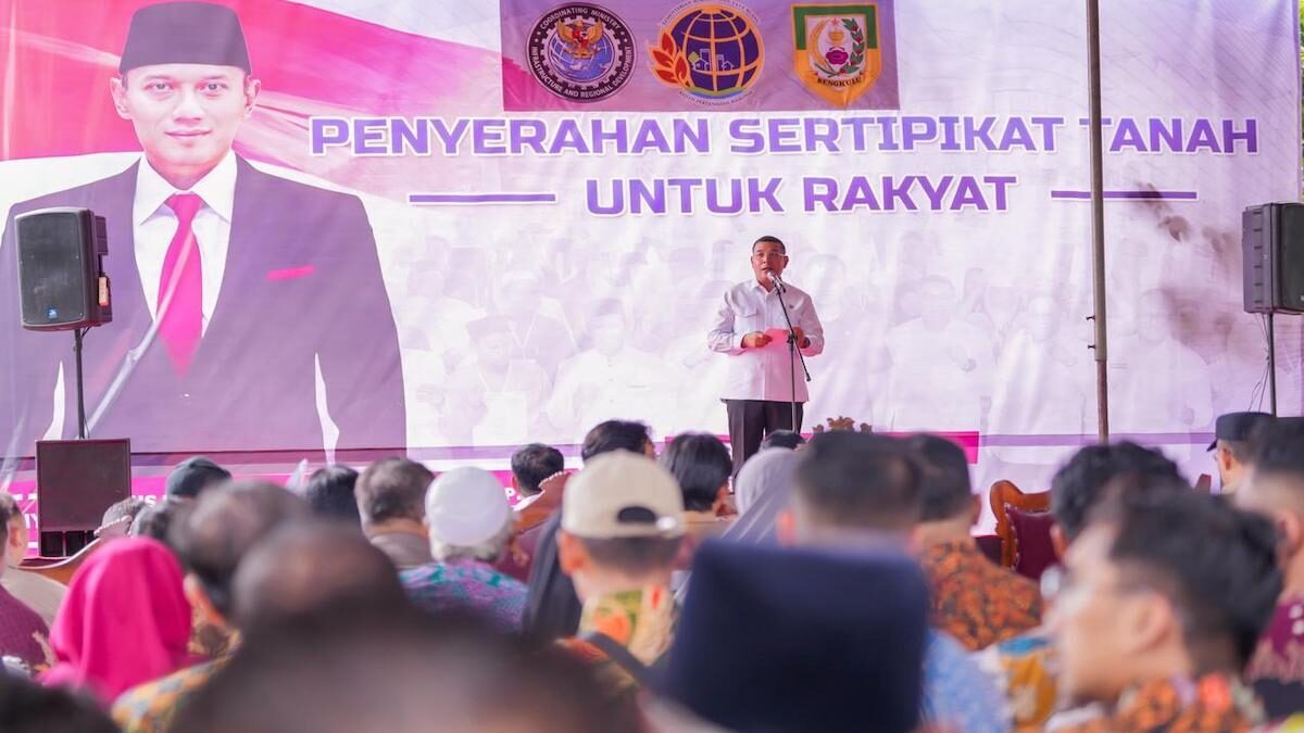 Wamen Ossy saat hadir bersama Menko AHY pada acara penyerahan sertifikat untuk rakyat di Bengkulu. (dok. istimewa)