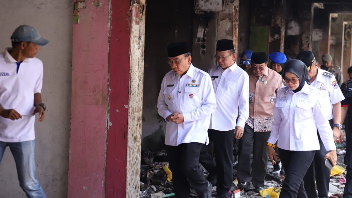 Wawako Maigus Nasir cek kondisi Pasar Payakumbuh setelah terbakar. (dok. Prokopim)