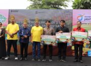 Wawako Maigus Nasir Serahkan Bantuan Alat Pertanian di Padang