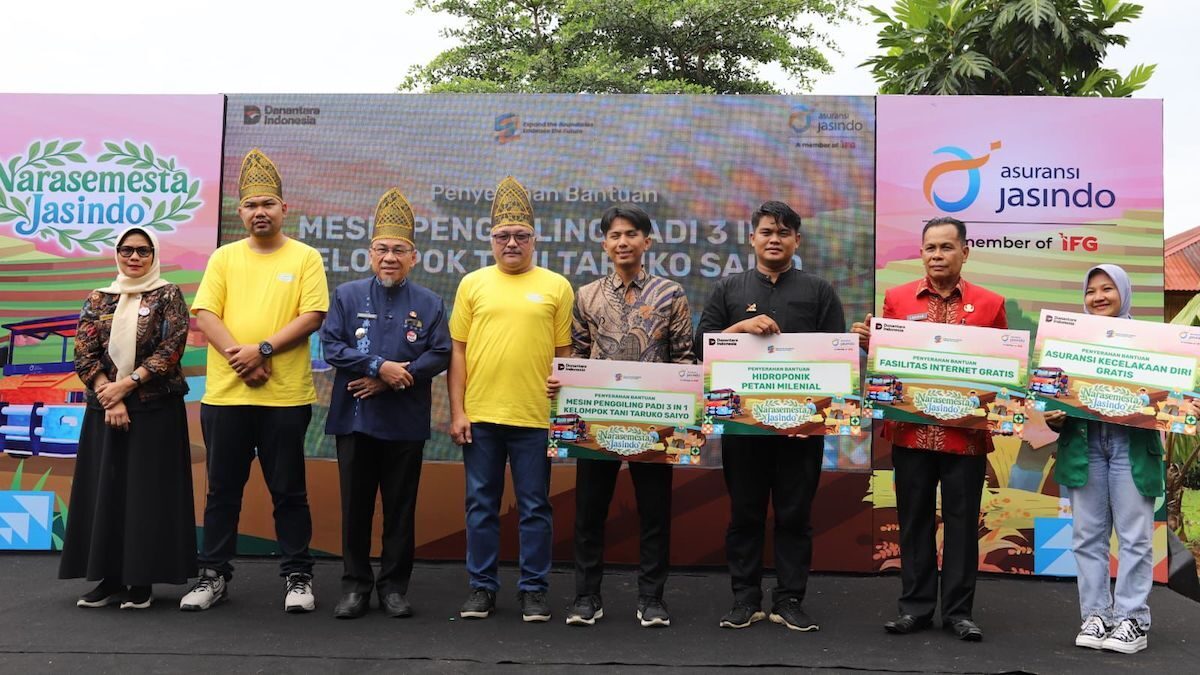 Wawako Maigus Nasir serahkan alat bantu pertanian. (dok. Prokopim)