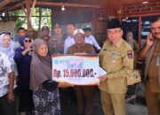 Wawako Maigus Nasir Serahkan BSTT untuk Warga Nanggalo yang Terdampak Kebakaran