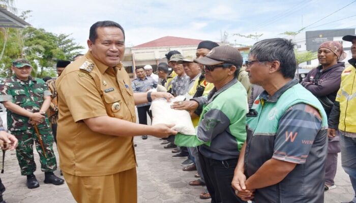 Peduli Ekonomi Warga, Pemko Pariaman Bagikan Beras untuk Tukang Ojek