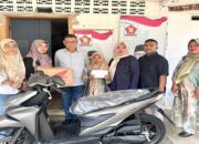 Penuhi Janji, Andre Rosiade Serahkan 1 Unit Sepeda Motor untuk Guru TK di Langki, Sijunjung