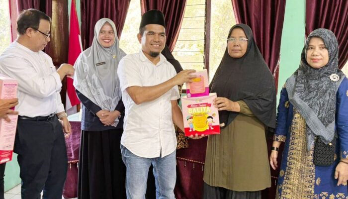 Wabup Solok dan Anggota DPD Muslim Yatim Salurkan Bantuan Gizi untuk Balita di Paninggahan