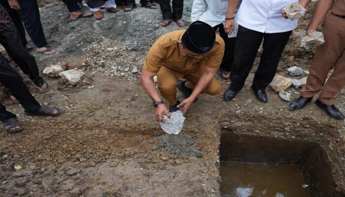 Bupati Solok Letakkan Batu Pertama Pembangunan Laboratorium di MTs Nurul Ilmi Salimpek
