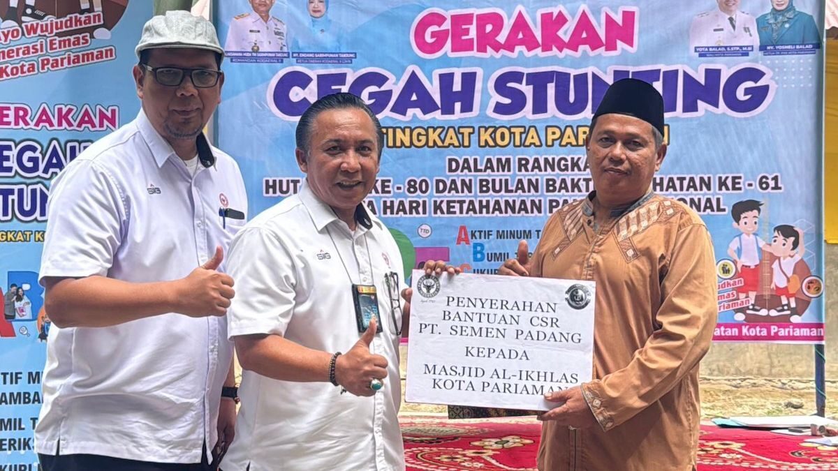 Semen Padang serahkan bantuan 100 sak semen di Padang Pariaman. (dok. Humas)