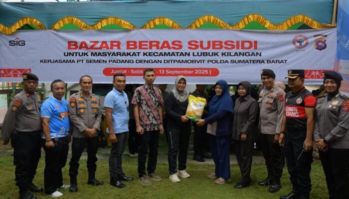 PT Semen Padang dan Polda Sumbar Salurkan 2,5 Ton Beras Subsidi untuk Warga Lubuk Kilangan