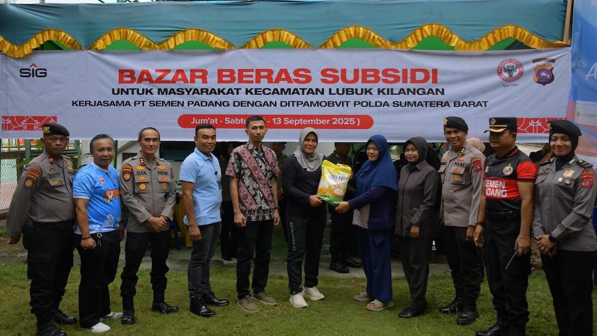 Bazar beras subsidi PT Semen Padang dan Polda Sumbar. (dok. Humas)