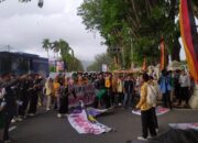 Demo mahasiswa di depan kantor Gubernur Sumbar. (dok. Fajar for Radarsumbar)