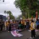 Demo mahasiswa di depan kantor Gubernur Sumbar. (dok. Fajar for Radarsumbar)