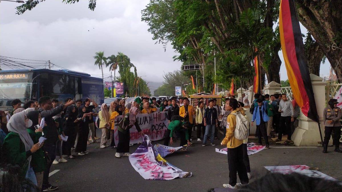 Demo mahasiswa di depan kantor Gubernur Sumbar. (dok. Fajar for Radarsumbar)