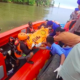 Evakuasi jenazah salah seorang nelayan di perairan Pulau Pisang Gadang, Kota Padang yang hanyut Minggu malam. (dok. Basarnas Padang)