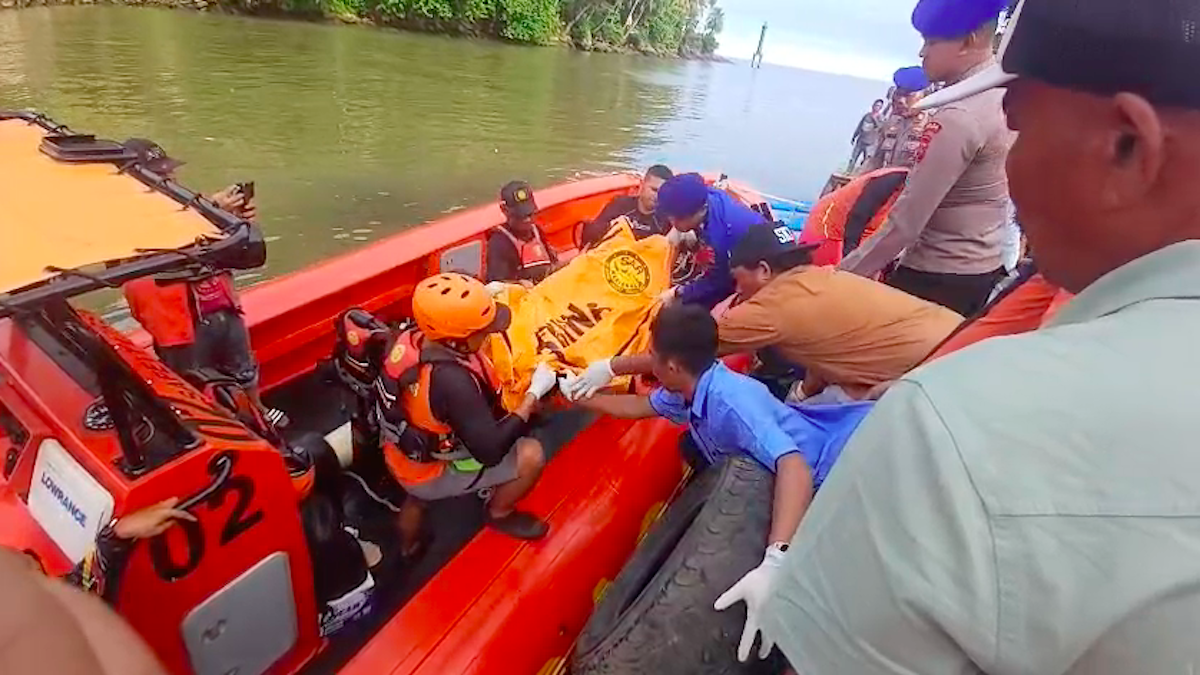 Evakuasi jenazah salah seorang nelayan di perairan Pulau Pisang Gadang, Kota Padang yang hanyut Minggu malam. (dok. Basarnas Padang)