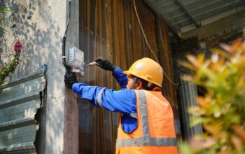 Ilustrasi petugas tengah melakukan penambahan daya listrik pelanggan. (dok. PLN)