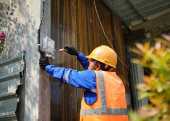 Ilustrasi petugas tengah melakukan penambahan daya listrik pelanggan. (dok. PLN)