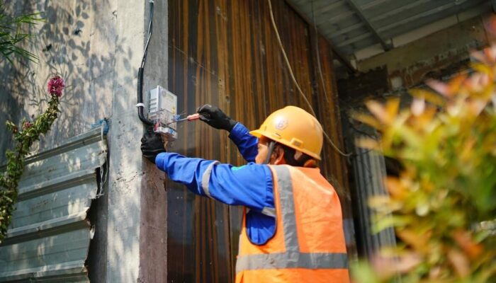 HLN ke-80, PLN Sumbar Hadirkan Sambungan Listrik Gratis bagi Warga Kurang Mampu