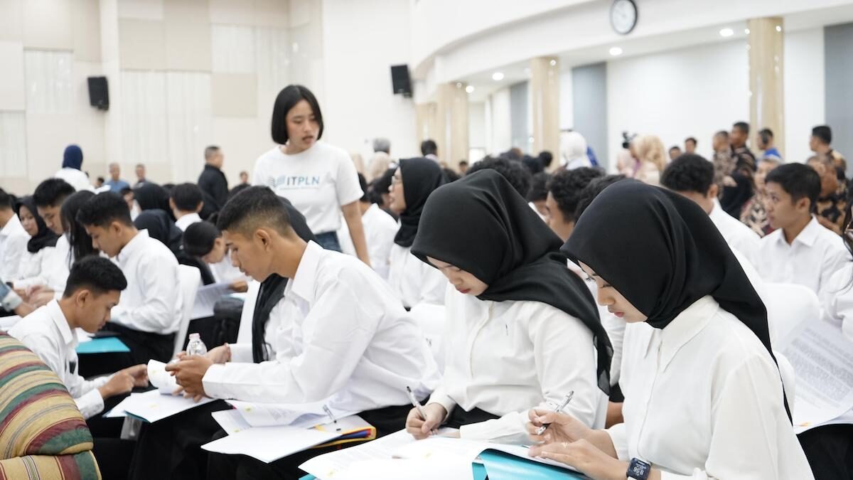 Tampak wajah serius para mahasiswa baru saat menandatangani kontrak ikatan kerja PLN. Dari 150 kuota yang tersedia, 109 mahasiswa resmi bergabung tahun ini setelah melalui seleksi ketat sesuai standar kualitas PLN. (dok. Humas PLN)