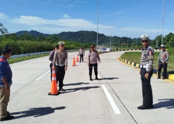Olah tkp kecelakaan bus ALS di gerbang Tol Padang-Sicincin. (dok. Radarsumbar)