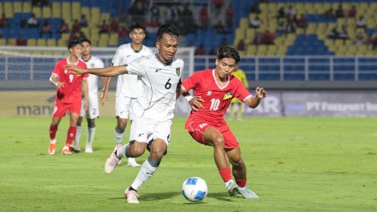 Pemain Timnas U-23 Robi Darwin berebut bola dengan pemain Laos. (dok. istimewa)