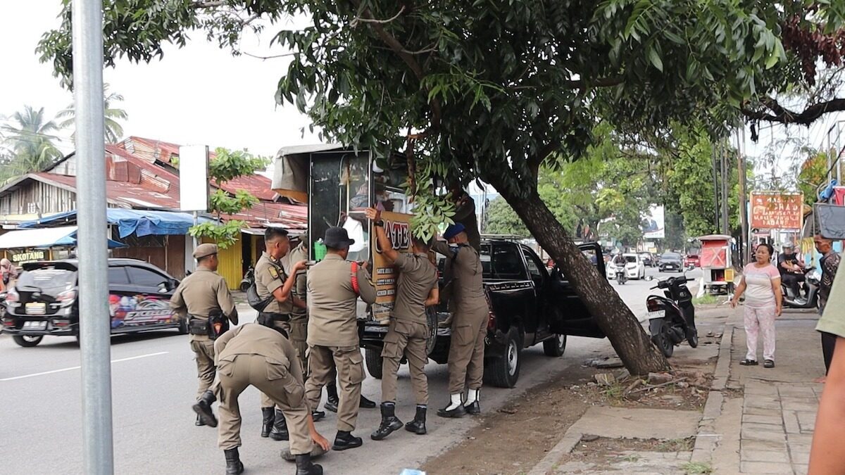 Penertiban PKL oleh Satpol PP Padang di kawasan Lapai. (dok. istimewa)