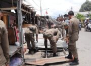 Satpol PP Padang Tertibkan Lapak Pedagang Pasar Pagi Parak Laweh