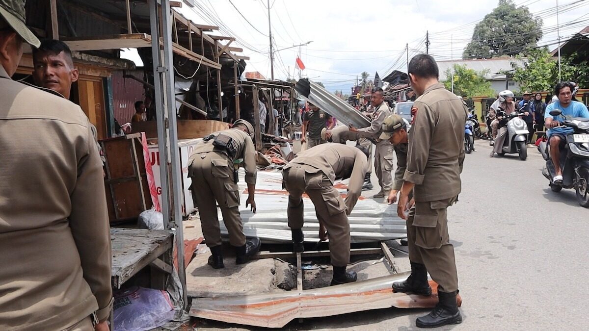 Penertiban bangunan yang mengenai fasum di kawasan Parak Laweh. (dok. istimewa)