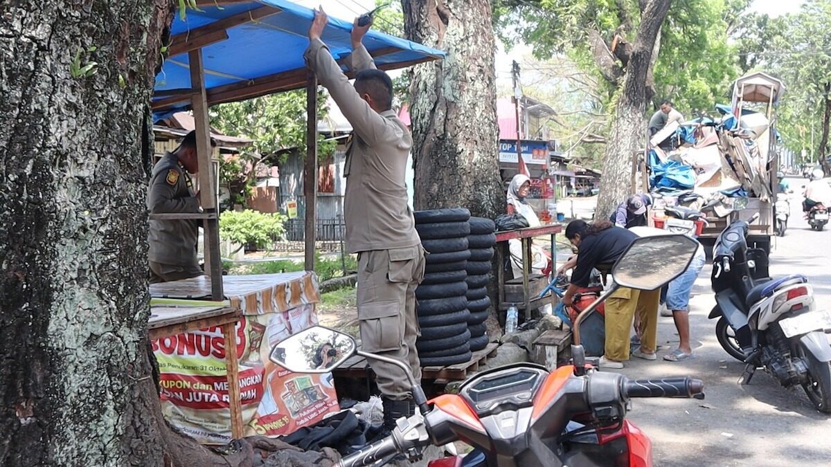 Penertiban PKL yang memakai fasum di Padang. (dok. istimewa)