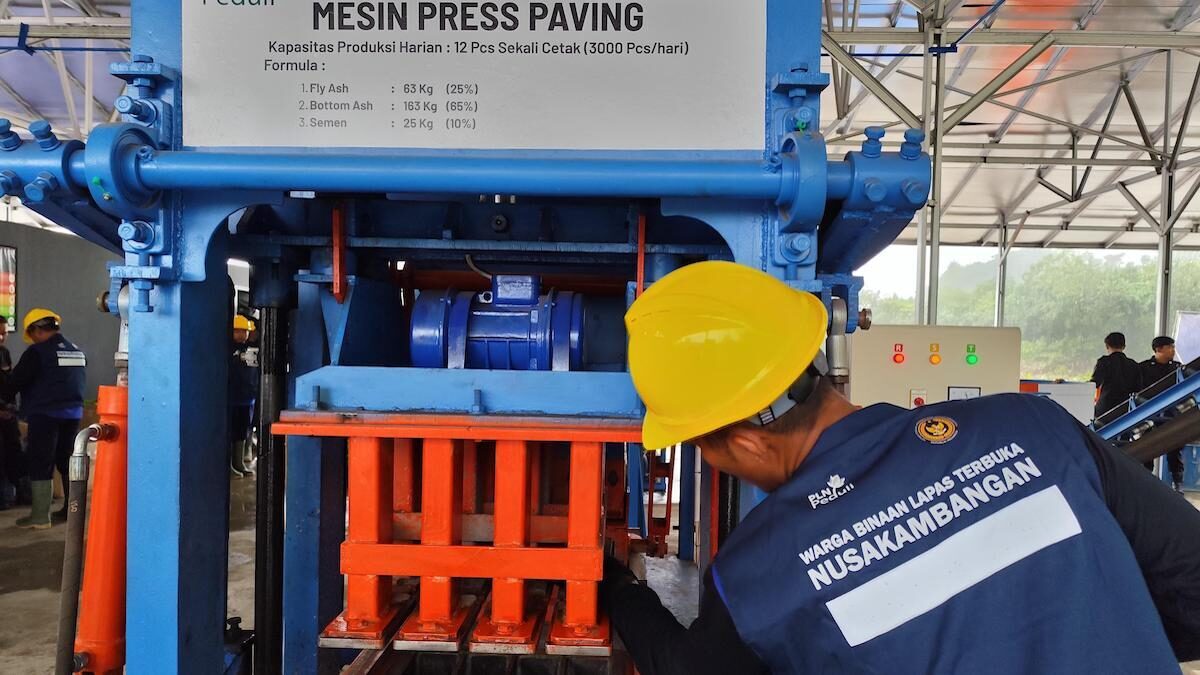 Menteri Imigrasi dan Pemasyarakatan (Imipas), Agus Andrianto (kiri), Direktur Jenderal Pemasyarakatan, Mashudi (ketiga dari kiri) dan Direktur Utama PLN, Darmawan Prasodjo (kedua dari kiri) menyaksikan proses pengolahan FABA menjadi paving block oleh warga binaan di workshop FABA Lapas Nusakambangan, Cilacap, Jawa Tengah, pada Selasa (9/9). (dok. PLN)