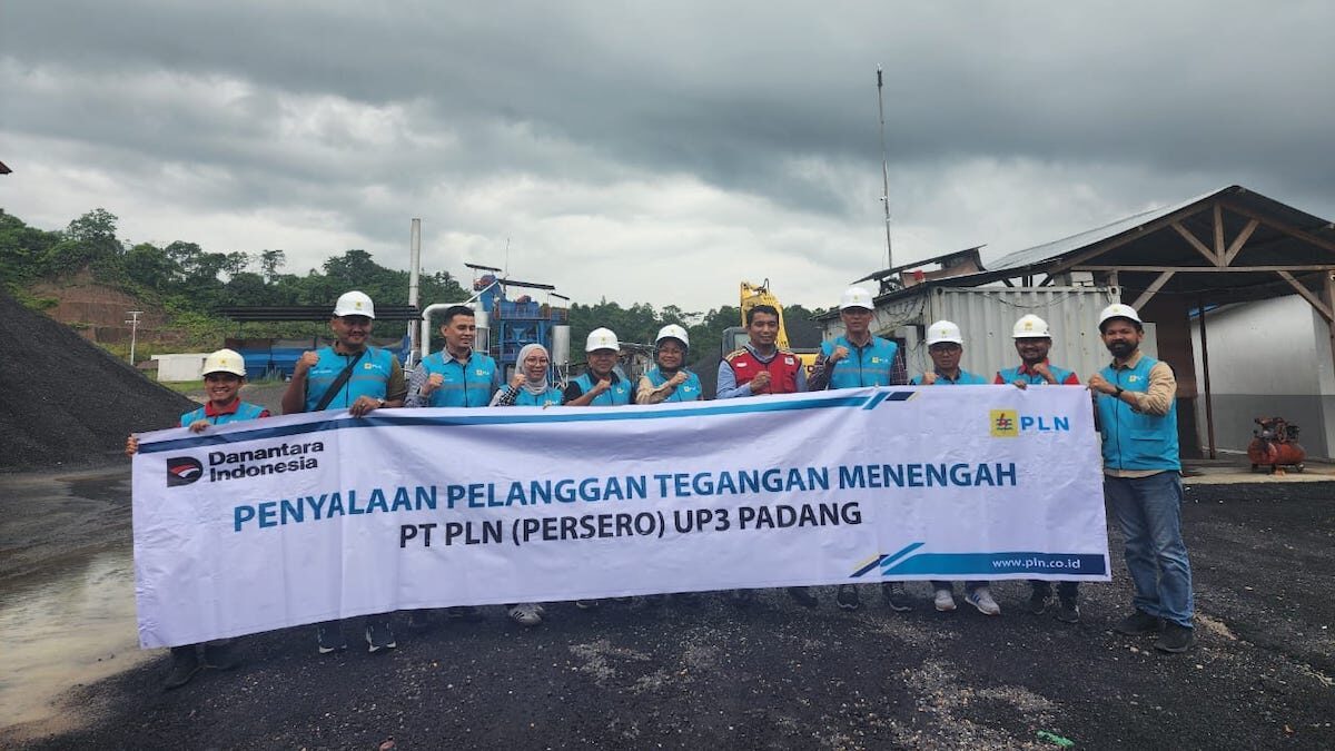 Penyalaan listrik pelanggan tegangan menengah PLN UP3 Padang. (dok. istimewa)