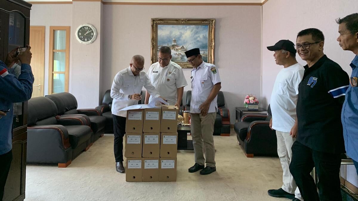 Penyerahan arsip lama ke Records Center Pemprov Sumbar. (dok. adpsb)
