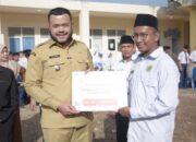Pastikan Anak Kurang Mampu Tetap Sekolah, PT Semen Padang Salurkan Rp641 Juta untuk Tiga Madrasah