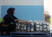 Ibu Tunggal Harap Prabowo Lanjutkan MBG: Cuma di Sini Saya Bisa Ditampung Kerja