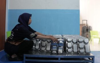Fania Lingga, seorang single parent yang menggantungkan hidup dengan bekerja di SPPG. (dok. BKO RI)