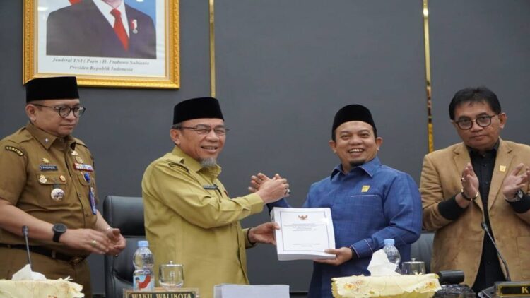 Wawako Maigus Nasir menyampaikan Rancangan APBD TA 2026 ke DPRD Kota Padang. (Foto: Humas)