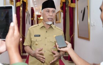 Gubernur Sumbar Mahyeldi saat diwawancarai terkait insiden di penginapan Alahan Panjang, Kabupaten Solok. (dok. istimewa)